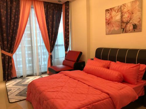 怡保KJ Homestay Casa Kayangan的一间卧室配有红色的床和椅子