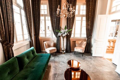 特拉维夫House of Palm - One of a Kind的客厅设有绿色沙发和窗户。