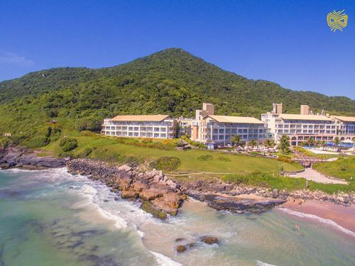 弗洛里亚诺波利斯Costao do Santinho Resort All Inclusive的海滩上的度假村的空中景致