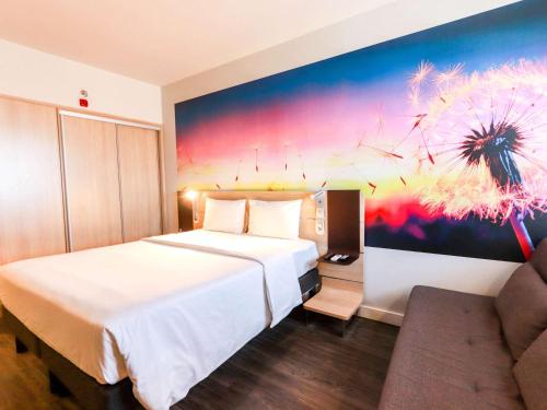 伊达贾伊Novotel Itajai的酒店客房设有一张大床和一张沙发。