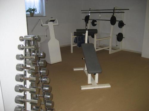 基什内尔酒店的健身中心和/或健身设施