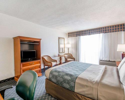 北迈阿密North Miami Beach Gardens Inn & Suites的酒店客房,配有床和电视