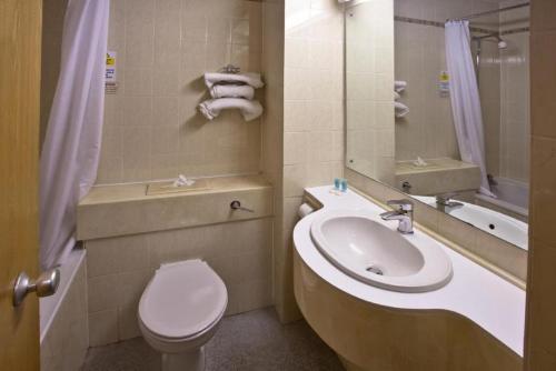 霍尔阿什利酒店的一间带卫生间和水槽的浴室