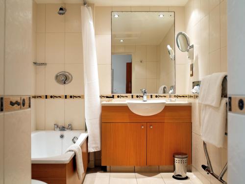 斯卡伯勒皇家酒店的带浴缸、水槽和浴缸的浴室