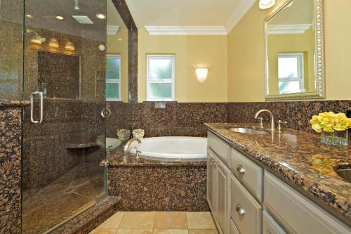 海洋棕榈滩度假酒店的一间浴室