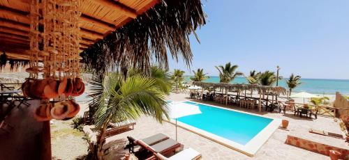 BocapánPalo Santo Beach club的海滨度假胜地,设有游泳池