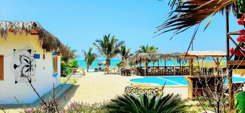 BocapánPalo Santo Beach club的一个带游泳池和桌椅的度假酒店