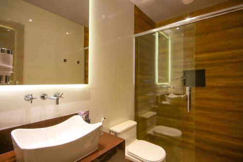 奥萨斯库莫泰高尔夫情趣酒店（仅限成人）的一间带水槽、卫生间和淋浴的浴室