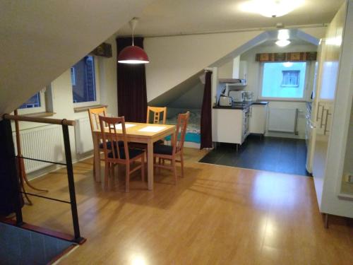 赫尔辛堡蜜月海景公寓酒店的厨房以及带桌椅的用餐室。