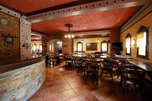 斯塔夫鲁波利涅墨西斯酒店的一间带桌椅的餐厅以及砖墙
