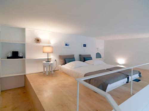 波尔图FLH Porto Modern Flat的白色卧室配有床和书桌