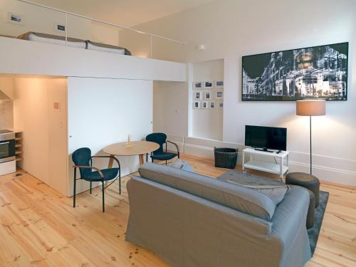 波尔图FLH Porto Modern Flat的客厅配有沙发和桌子