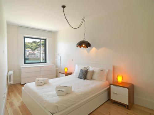 加亚新城FLH Luxury Porto River View的一间卧室配有一张白色大床和两盏灯
