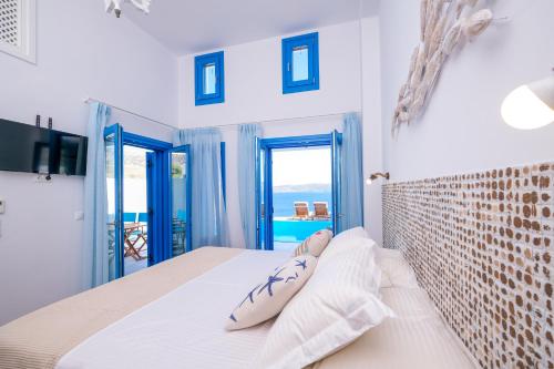 斯基罗斯岛Aelia Collection Suites - Adults Friendly的一间卧室设有一张床,享有海景