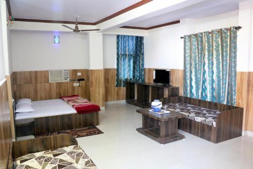 伯杰默里Jain Residency的客房设有床、沙发和桌子。