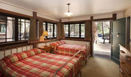 克里村Curry Village的带窗户的客房内的两张床
