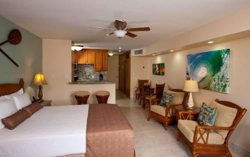 拉海纳Lahaina Shores Beach Resort的一间卧室设有一张床和一间客厅。