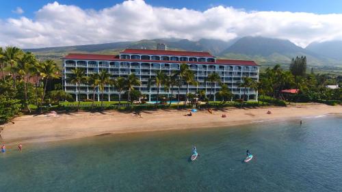 拉海纳Lahaina Shores Beach Resort的海边的酒店