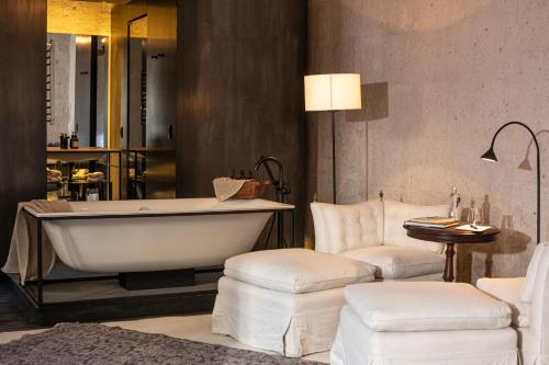 阿雷基帕CIRQA - Relais & Châteaux的带浴缸、椅子和沙发的浴室