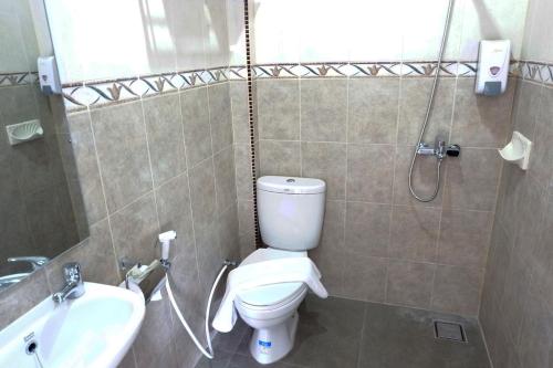 北干巴鲁Cordex Oase Pekanbaru的浴室配有卫生间、盥洗盆和淋浴。