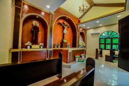 Palayan CityVilla Esmeralda Bryan's Resort Hotel and Restaurant的教堂内部,有坛和墙上的十字架