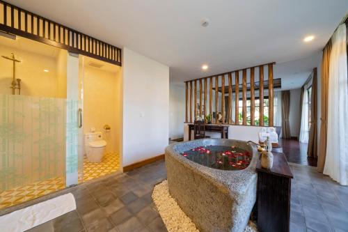 Zest Resort & Spa Hoi An的一间浴室