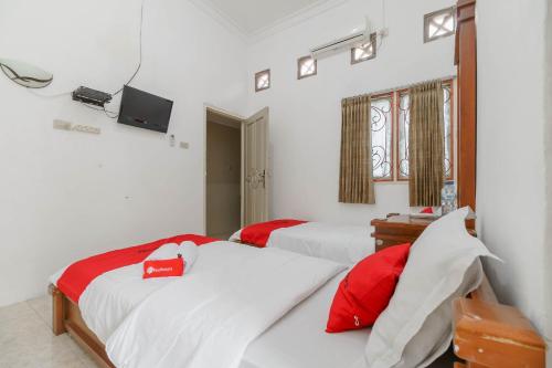 RedDoorz Syariah near Watervang Lubuk Linggau 2客房内的一张或多张床位