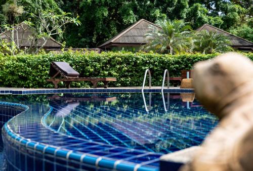 利巴诺伊Anahata Resort的躺在游泳池旁的人