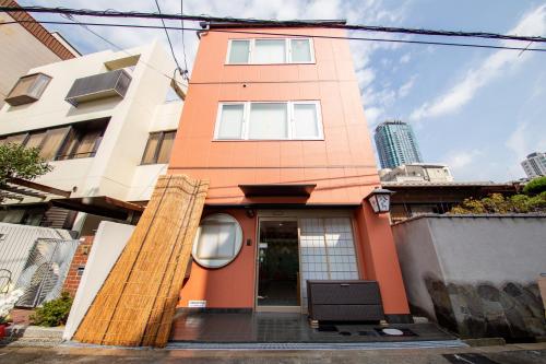 大阪Yado Hachiemon的橙色房子