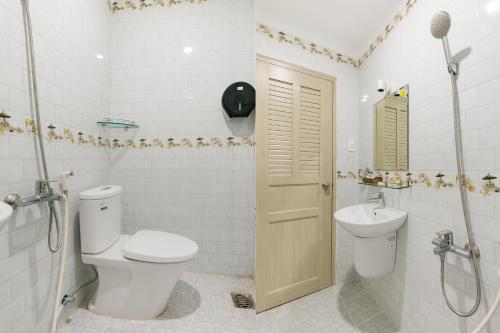 胡志明市Super OYO 520 Friendly Homestay的一间带卫生间和水槽的浴室