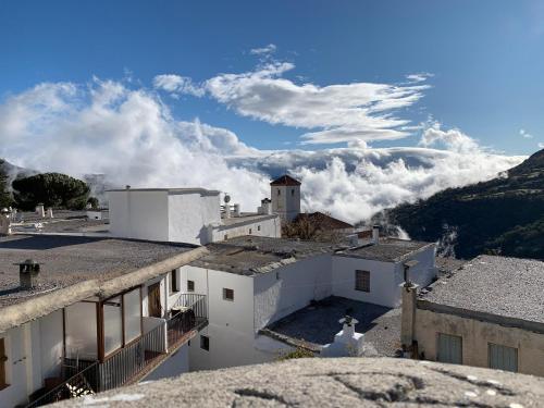 卡皮雷拉阿尔法加安东尼乡村酒店的从建筑屋顶上可欣赏到山脉美景