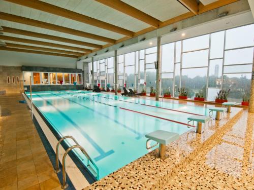 派尔努特维西Spa酒店的蓝色海水大型室内游泳池