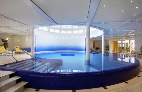 弗莱堡库洛姆宾酒店的一座带大窗户的大型游泳池