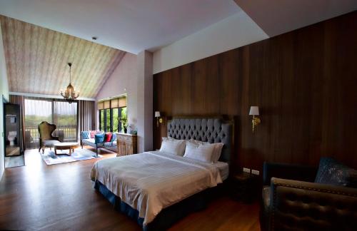 Fengping云山水88Villa民宿的酒店客房设有床和客厅。