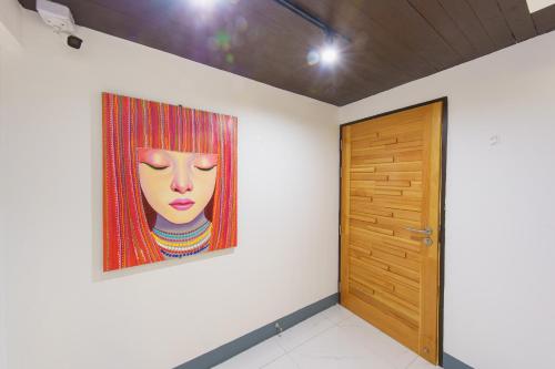 清迈Jiang Mai 81的门旁墙上的女人画