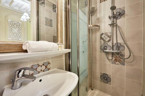 凯恩圣埃狄安娜酒店的一间带水槽和淋浴的浴室