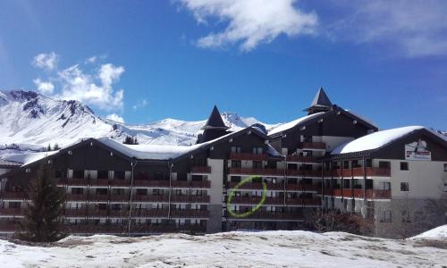 普拉茲德里斯Les Terrasses du Mont blanc的一座大建筑,背景是积雪覆盖的群山