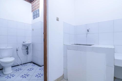 库塔SUPER OYO 1755 De'balcon Accomodation Near Ngurah Rai Airport的一间带卫生间和水槽的浴室
