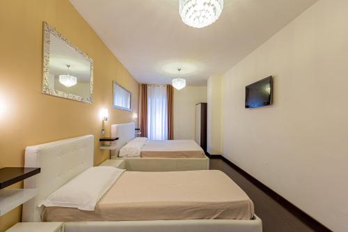 阿尔盖罗帕拉科西维卡甜梦酒店的一间医院间,配有两张床和镜子