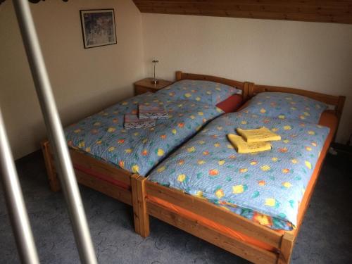 魏玛Gästezimmer Zoephel的一间卧室配有一张带蓝色棉被的床