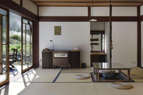 京都米瓦度假屋的客厅配有桌子和一些窗户