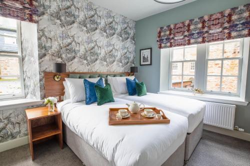 因弗内斯Blackfriars的一间卧室设有一张大床和两个窗户。