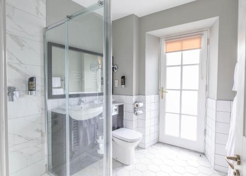 因弗内斯Blackfriars的浴室配有卫生间、盥洗盆和淋浴。
