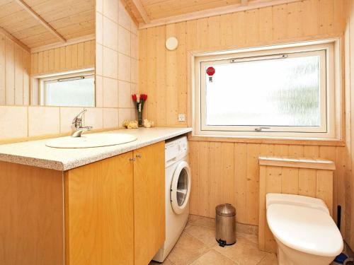 克兰尼茨Three-Bedroom Holiday home in Rødby 6的一间带水槽和洗衣机的浴室