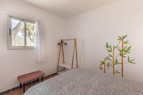 塔加纳纳Anaga Experience: mountain and beach retreat的一间卧室设有一张床和一个窗口