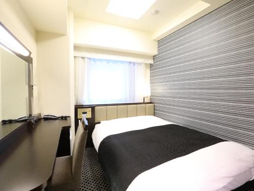 东京御茶之水站北APA酒店的酒店客房设有床和窗户。