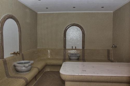 雅格达Balneo and SPA Complex MINERAL YAGODA的带浴缸、卫生间和盥洗盆的浴室