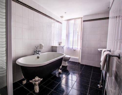 特伦特河畔斯托克北斯塔福德酒店的一间带大浴缸和卫生间的浴室