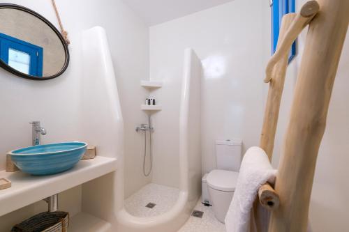 斯基罗斯岛Aelia Collection Suites - Adults Friendly的白色的浴室设有卫生间和镜子