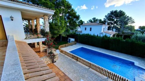 拉梅特拉·德·玛尔Villa Bella Cala的一座房子后院的游泳池